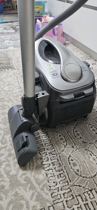 Продам Пылесос LG kompressor