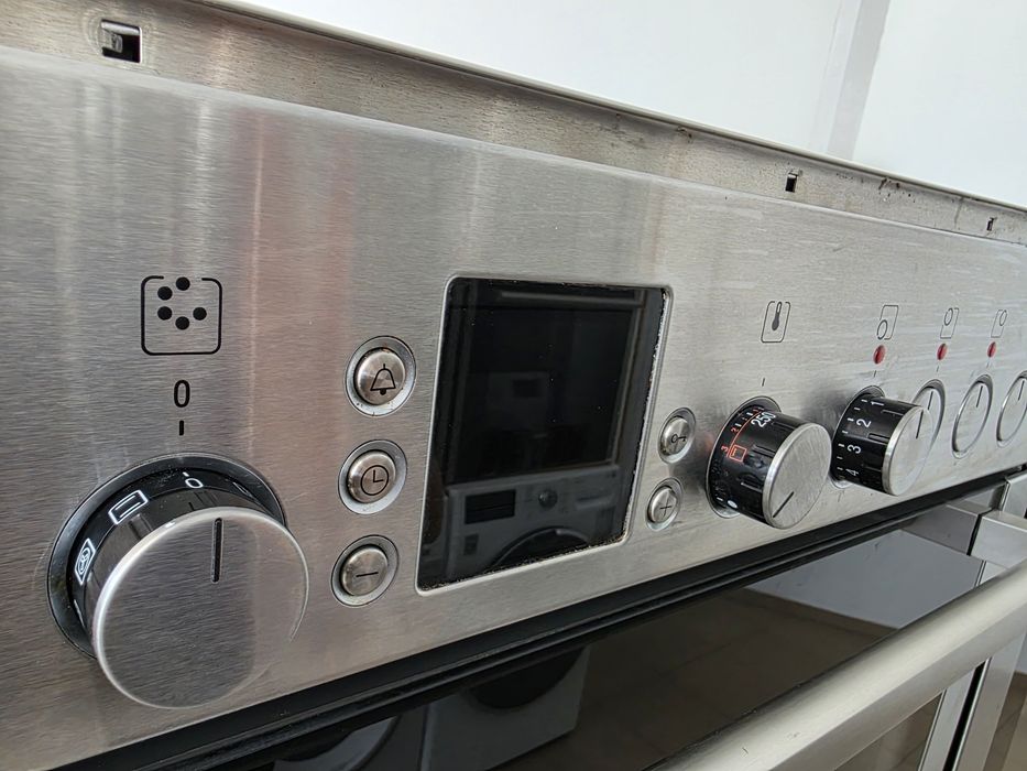 Комплект фурна за вграждане с котлони Bosch