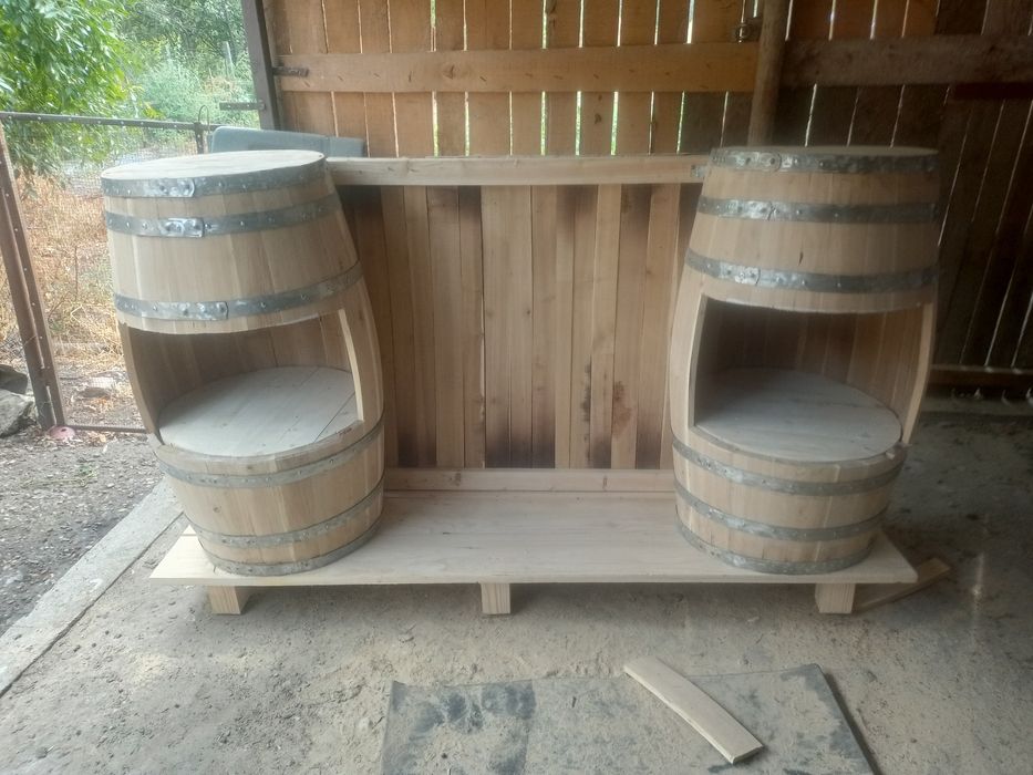 Bar din butoaie suport pentru pahare