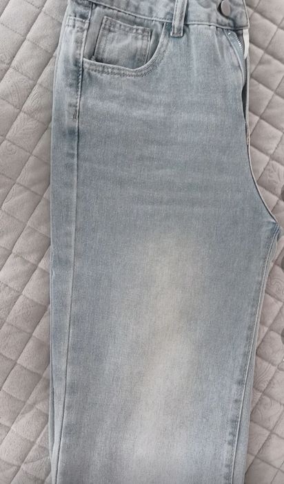 Светло-голубые джинсы клёш