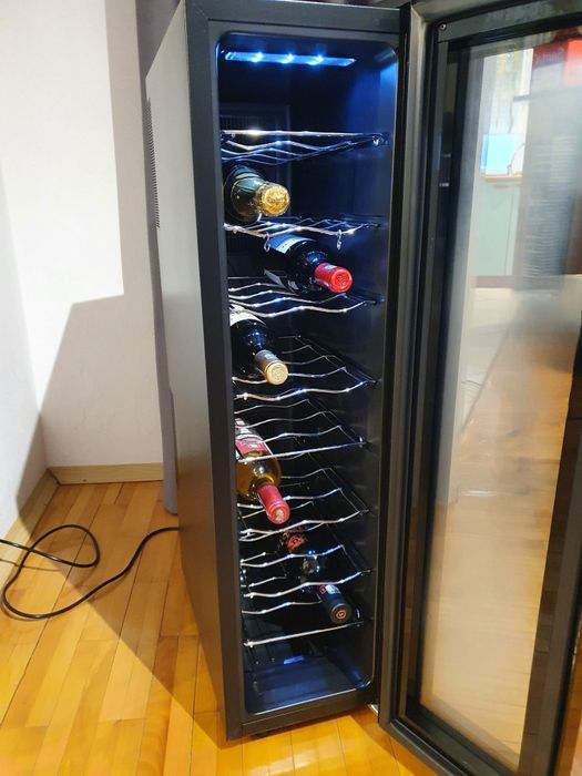Frigider / vitrină de vinuri Amstyle, 18 sticle, 53 litrii