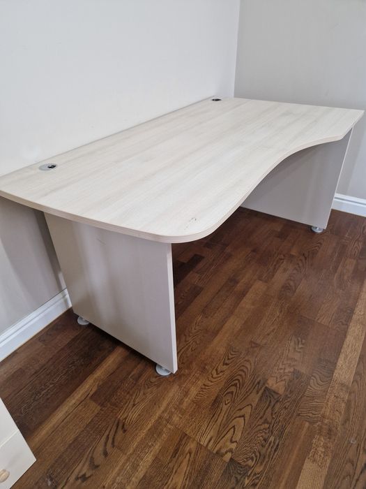 Стол компьютерный и круглый казахский