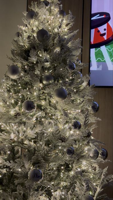 Ёлка с игрушками и герлянда вместе