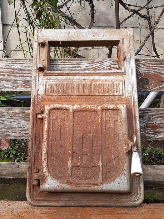 ușă teracotă din fontă