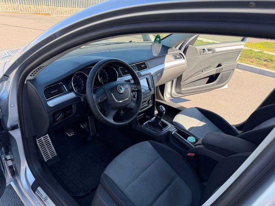 Škoda Superb 2010 diesel, 5.930 € — imagine 4