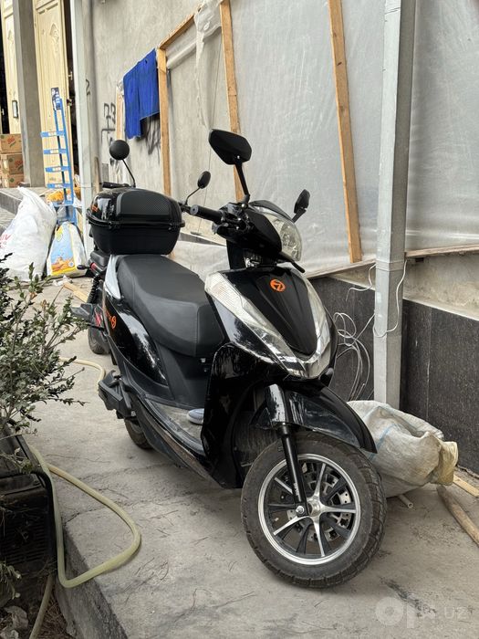 Sukuter sevenmotor.