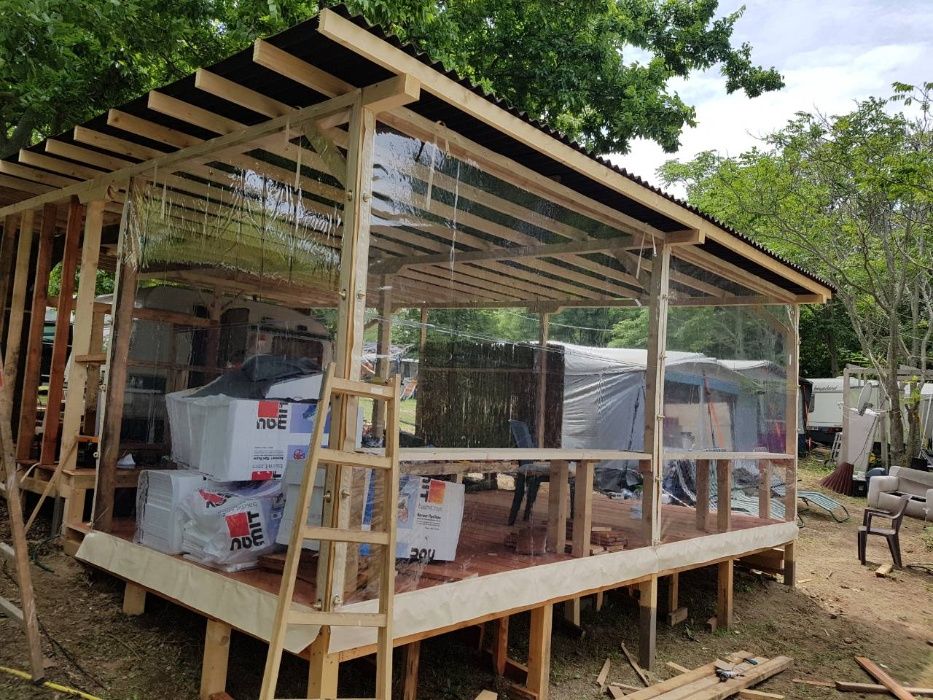 Ветрозащитни завеси, навеси, покривала, тенти