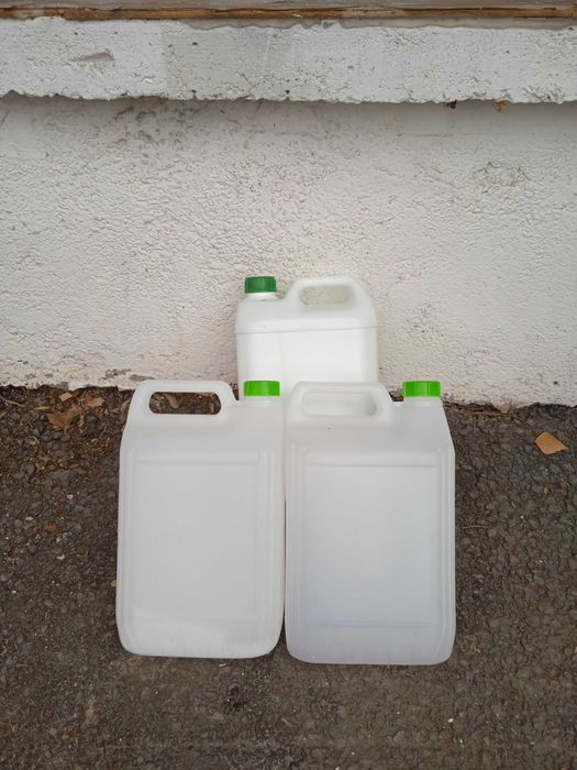 Празни туби продава 20л.