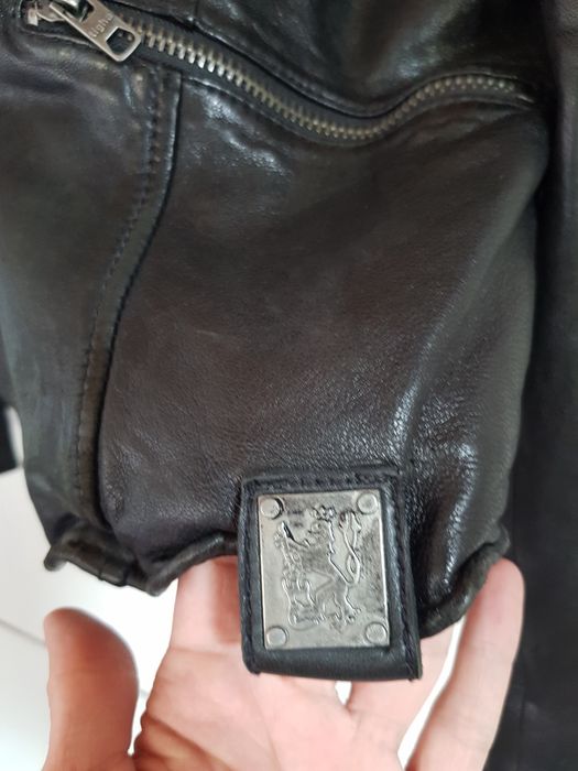 Vand geaca Tigha, marime L. Stare impecabila.