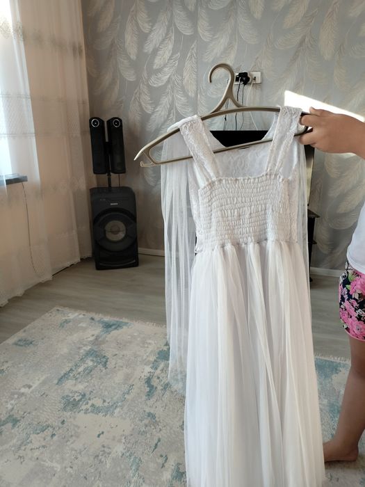 Продам платье белое красивое очень