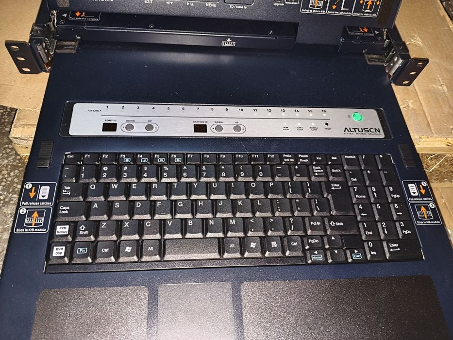 Consola Enterprise  KVM Rack Dual Rail Hideaway LCD 16 x RJ45 Ports ATEN Altusen KL1516