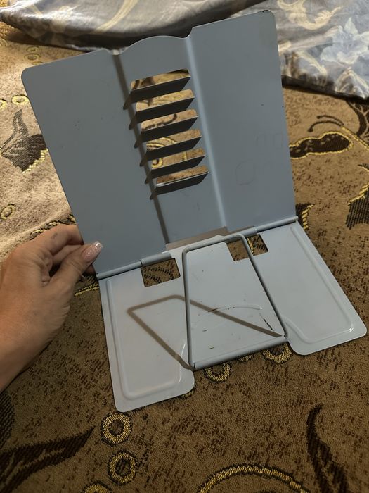 Подставка железная для книг в идеальном состоянии