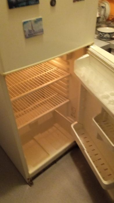 Рабочий холодильник продам 15000 самовывоз