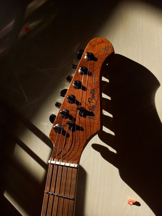 Chitară electrică Harley Benton Fusion-III Pink Sparkle + Husă + Curea + Amp căști Vox