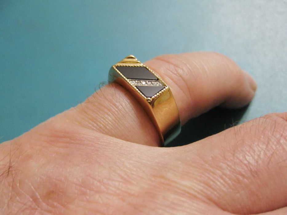 Перстень (золото 585 пробы) с черным камнем.