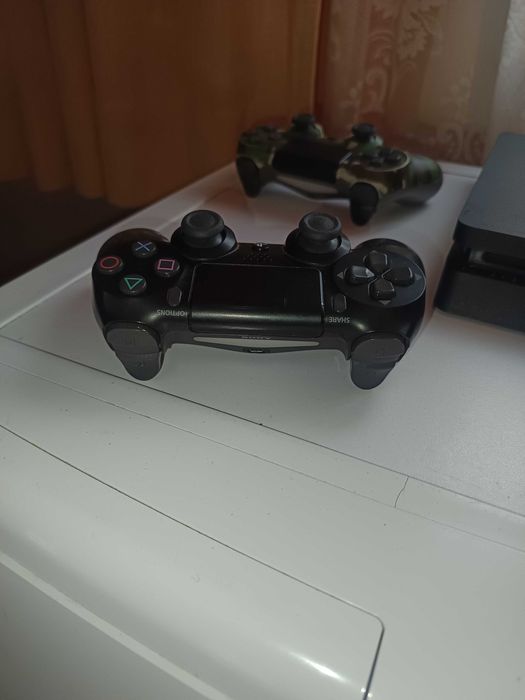 Vând PlayStation 4 500gb și 3 jocuri GTA 5 mortal combat 11 și FIFA 23 . Bistrița Năsăud