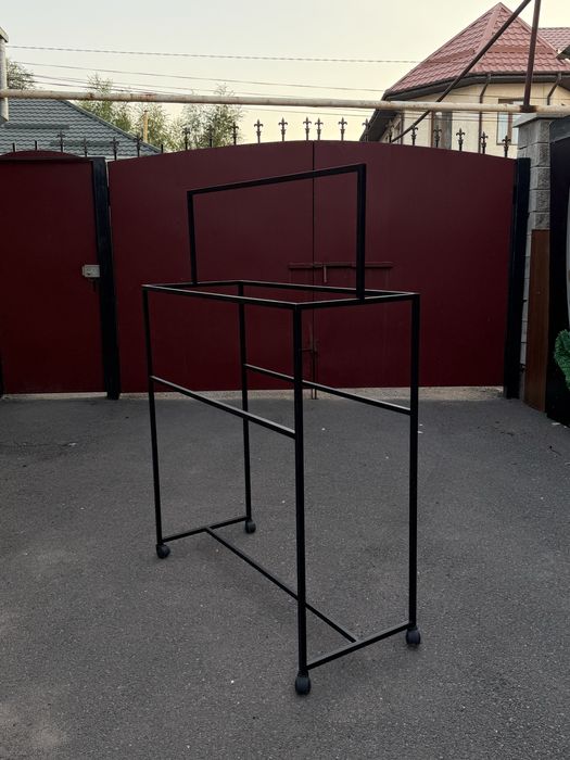 Передвижные стойки для вешалок оптом розница