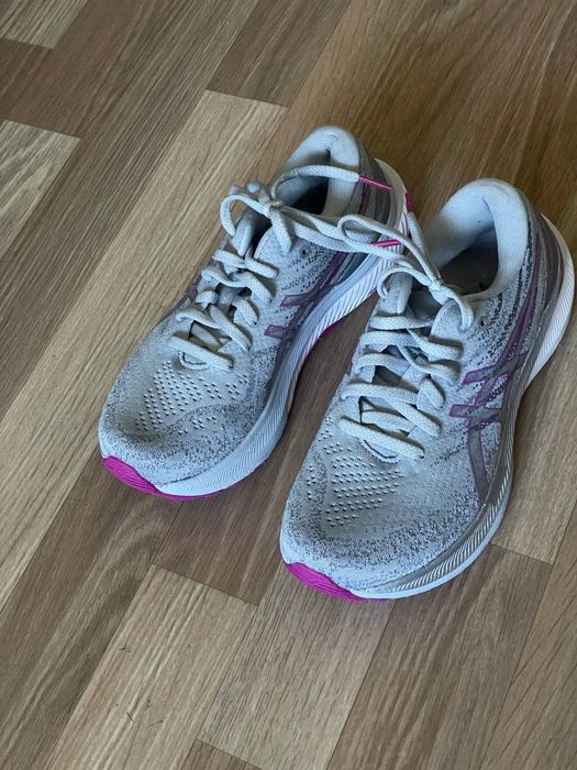 Кроссовки женские Asics 37.5 размер.