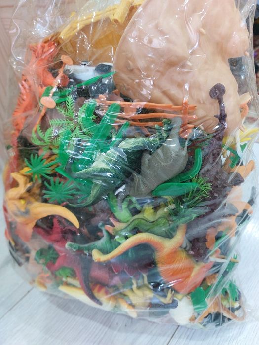 Продам полный набор динозавров