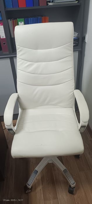 СРОЧНО продам офисные кресла — 3 шт