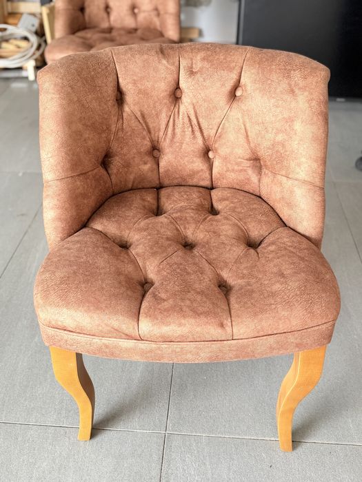 Set NOU canapea 2 locuri + 2 fotolii stil Chesterfield / Cafe – Culoare superbă