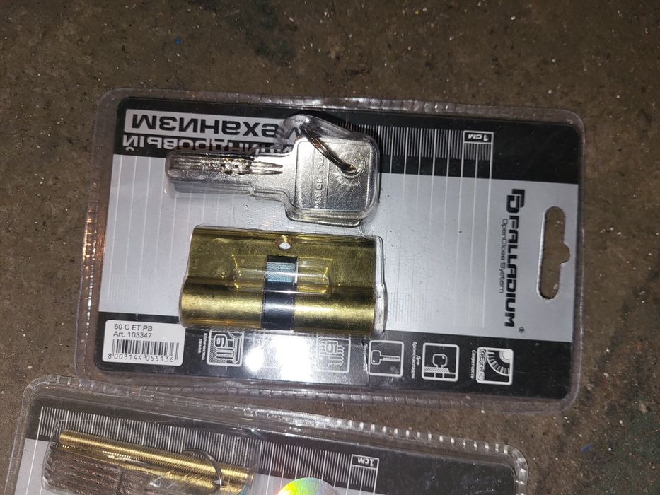 Ключи на двери в комплекте шарнир