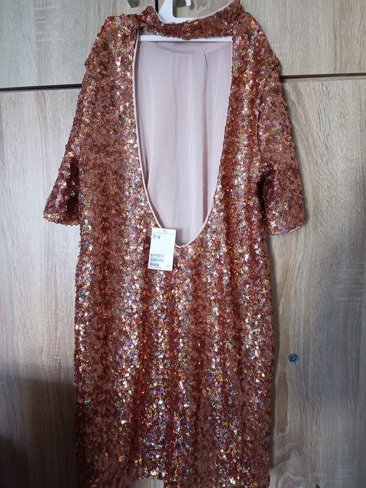 Нова рокля с гол гръб HM