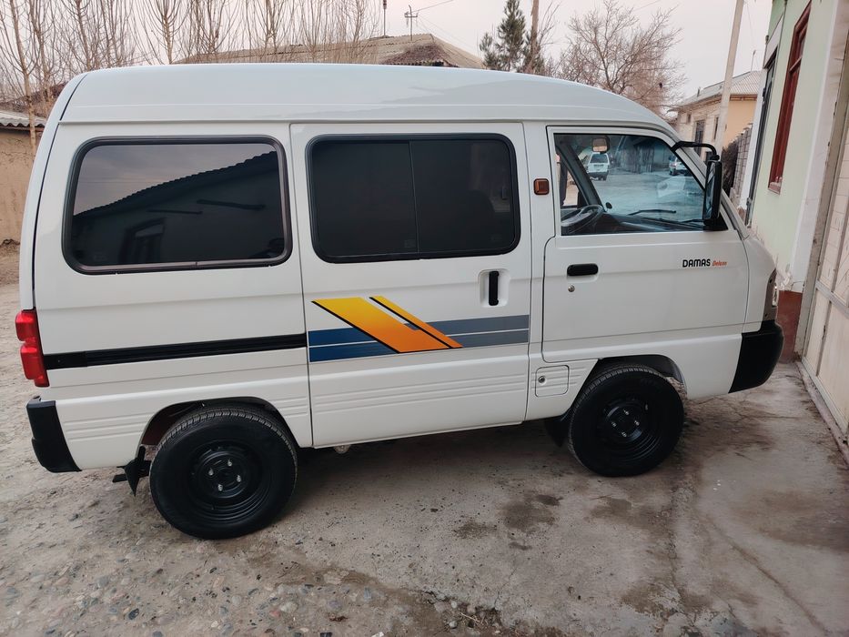 Damas rangi oq tayyor chexol polik qilingan 4 ta balon yangi 13 balon