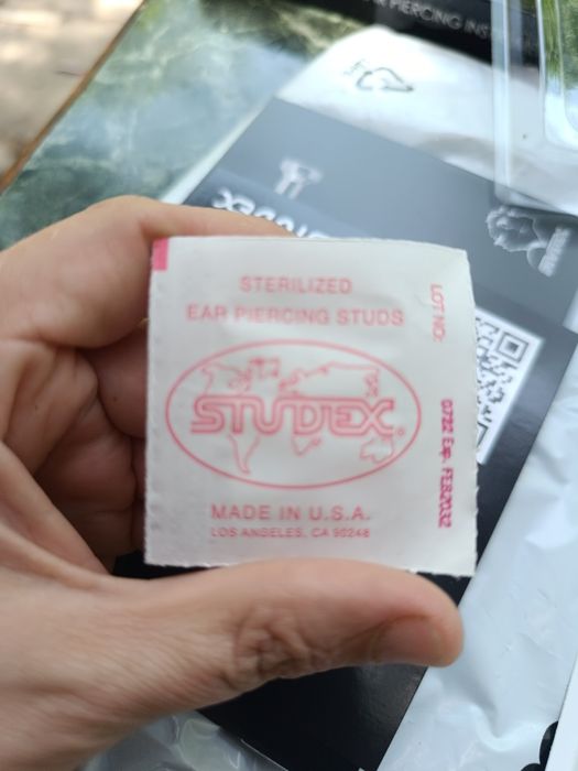 Прокалывание ушей пистолетом от Американского производителя