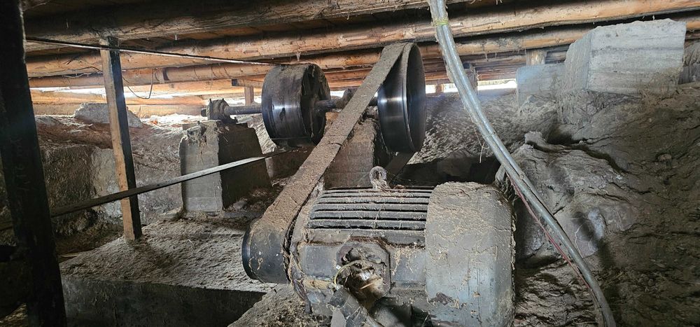 Gater vertical cu motor si carucioare