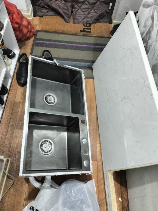 Продам две столешницы размером  2,54*60 и 1, 90*60 с мойкой 82 на 45