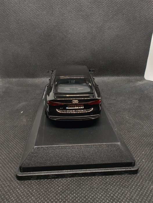 Machetă Audi A7 Sportback Negru 1:43 – iScale (Model de Reprezentanță), cu Plexiglas