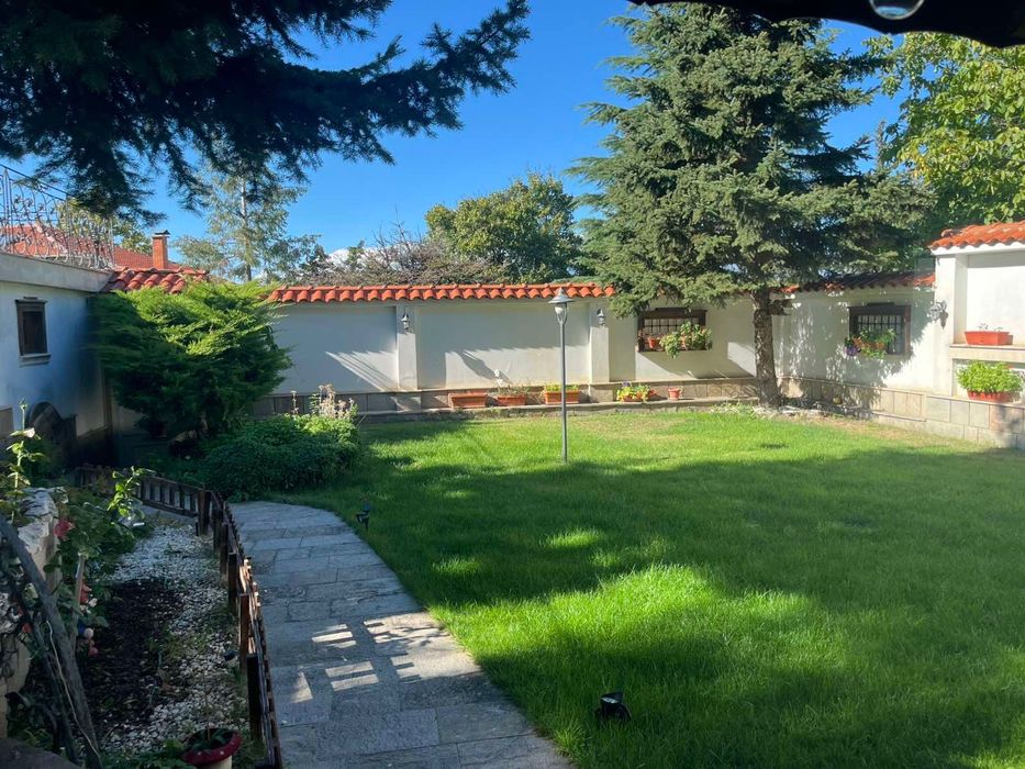 Три етажна вила в Марково