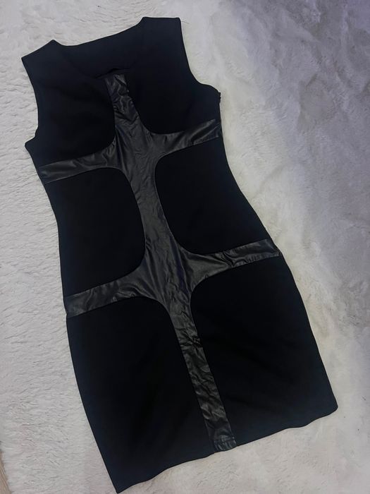 Къса черна рокля с кожен принт