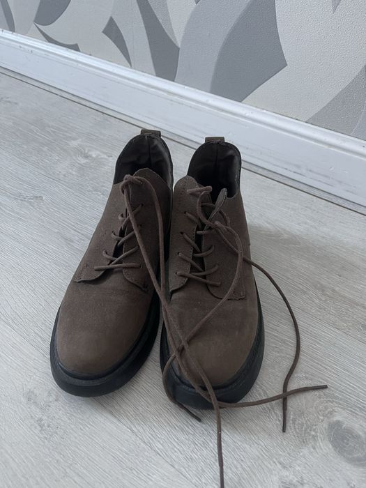 Продам женские ботинки