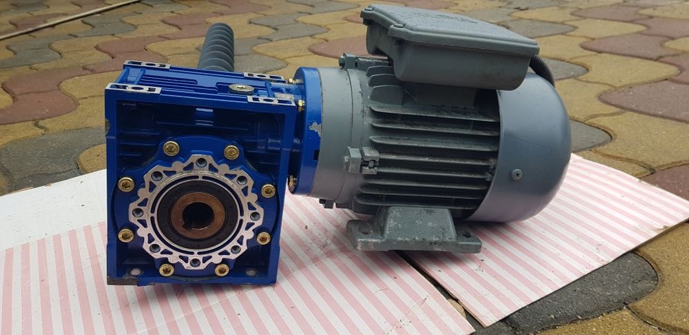 vând  motor cu reductor  aproape nou.