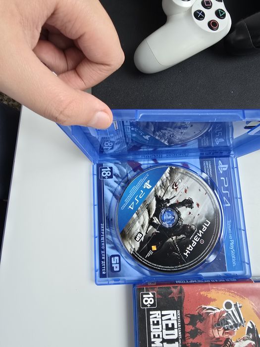 Продаю Плейстейшн 4 с дисками и с джостиками