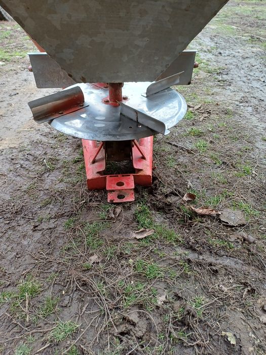 Mașină de înprăștiat îngrășăminte