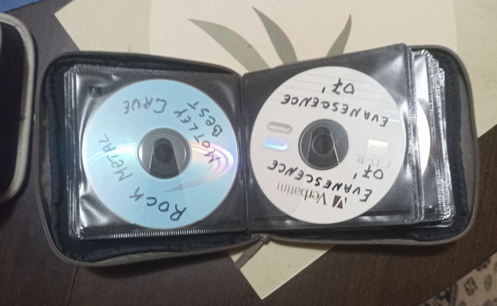 Продавам 70 бр   за фенове на CD с музика mp3  Rock & Heavy metal   3 евро /160  евро