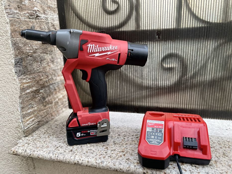 Pistol de tras popnituri milwaukee m18
