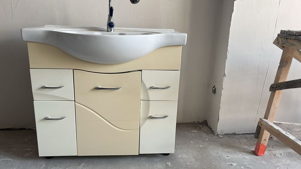 Раковину с тумбой