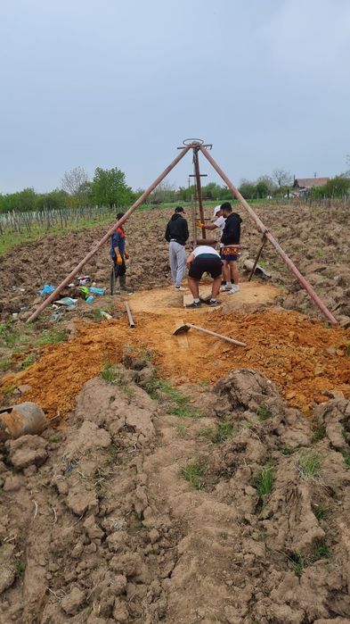 Executam foraje puturi apă de mica sau medie adancime 0-50m
Folosim tu