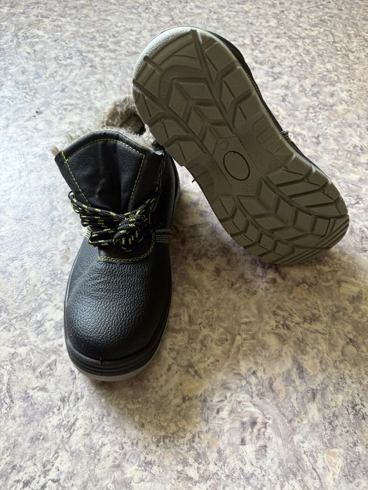 Ботинки рабочие со стальным носом.