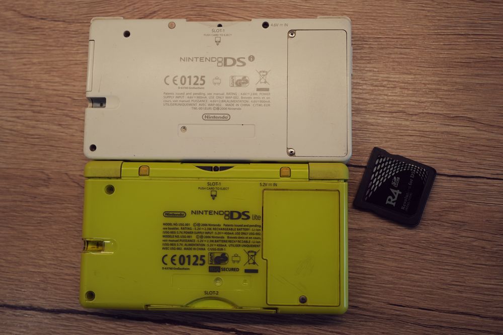 Consola portabila Nintendo Alb Ds i si DS Lite Green modat cu card R4