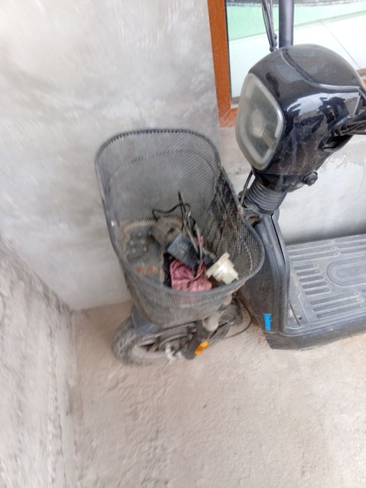 Skuter sotiladi aybi kanoti singan  akumlyatorini ugirlashgan