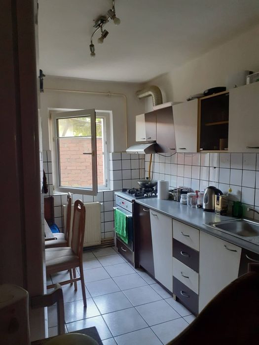 Închiriez apartament .
