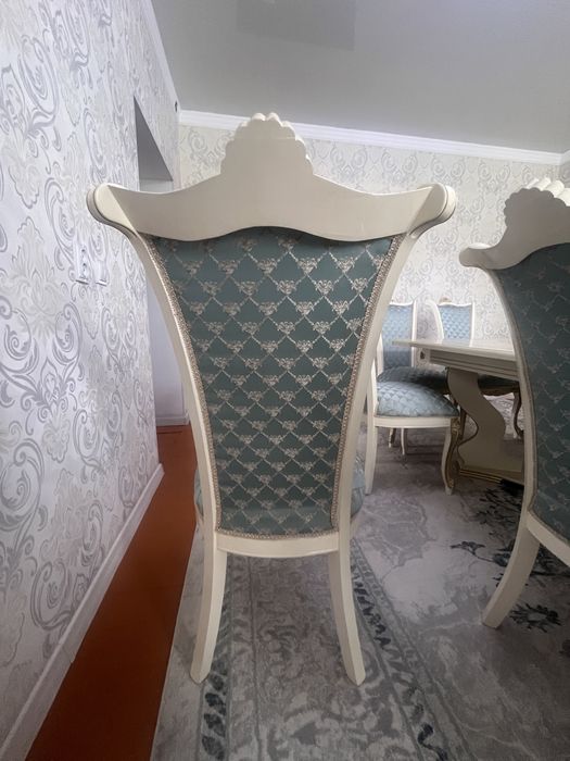 Стол со стульями