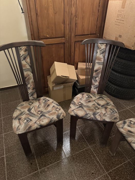 Шест броя  трапезни стола