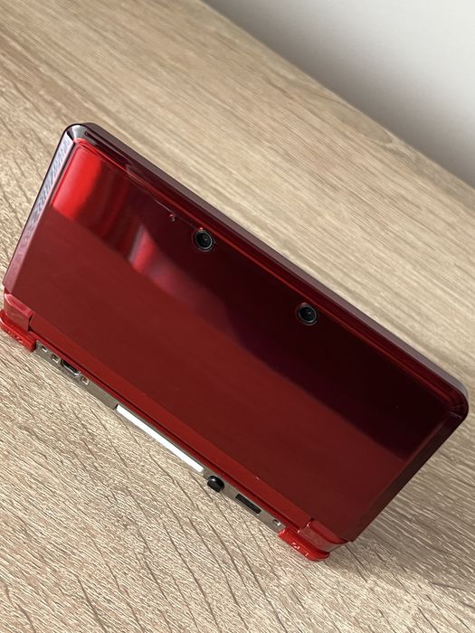 Vand  Vând consolă Nintendo 3DS (culoarea Flame Red)