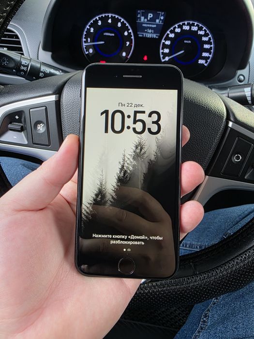 Продам IPhone se 2020